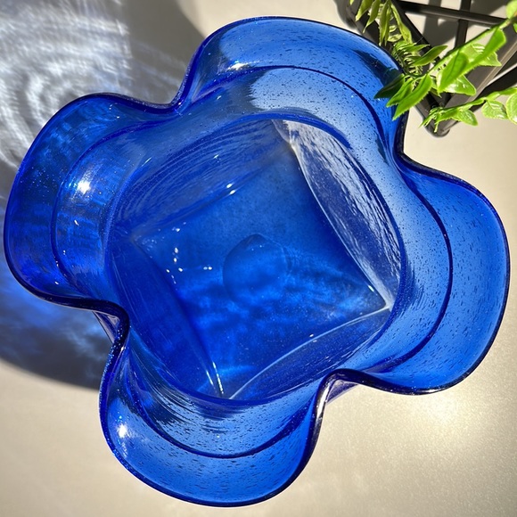 Vintage MCM Large Blue Bubble Glass Scalloped Edge Vase - Picture 3 of 9